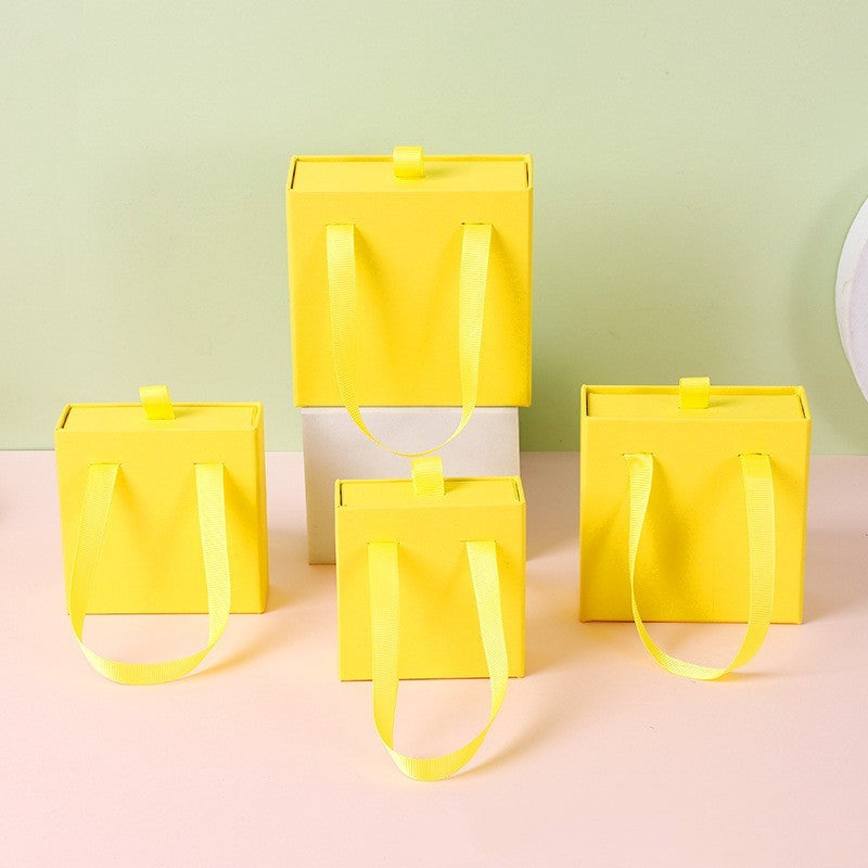 “Charming Carry” – Schmuck-Geschenkbox mit Tragegriff