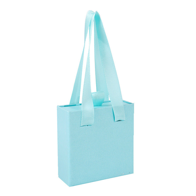 “Charming Carry” – Schmuck-Geschenkbox mit Tragegriff