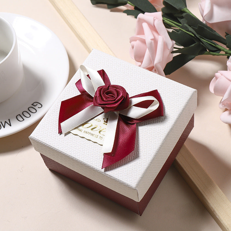 “Rose Romance” – Edle Schmuck-Geschenkbox mit Rosenschleife