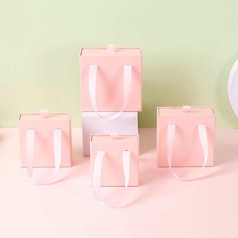 “Charming Carry” – Schmuck-Geschenkbox mit Tragegriff