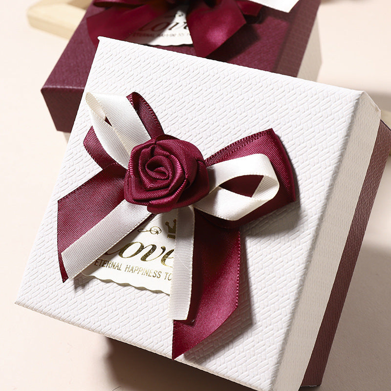 “Rose Romance” – Edle Schmuck-Geschenkbox mit Rosenschleife