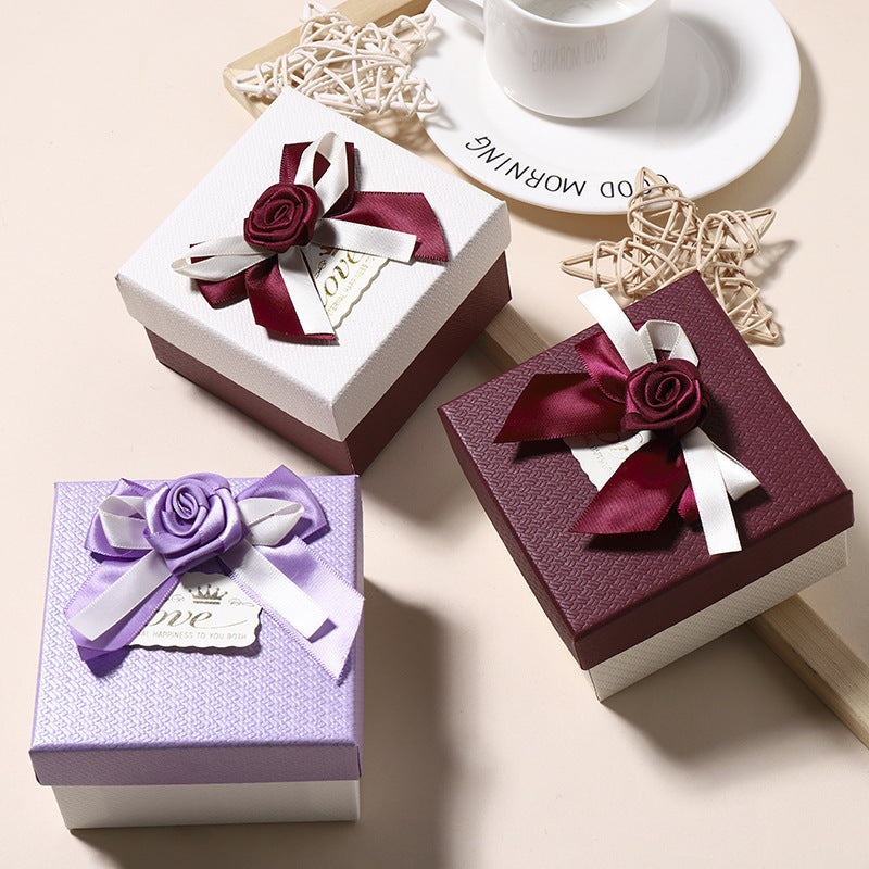 “Rose Romance” – Edle Schmuck-Geschenkbox mit Rosenschleife