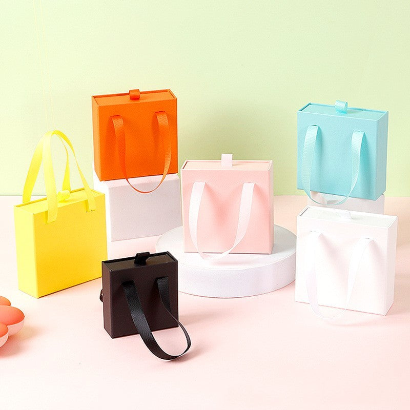 “Charming Carry” – Schmuck-Geschenkbox mit Tragegriff