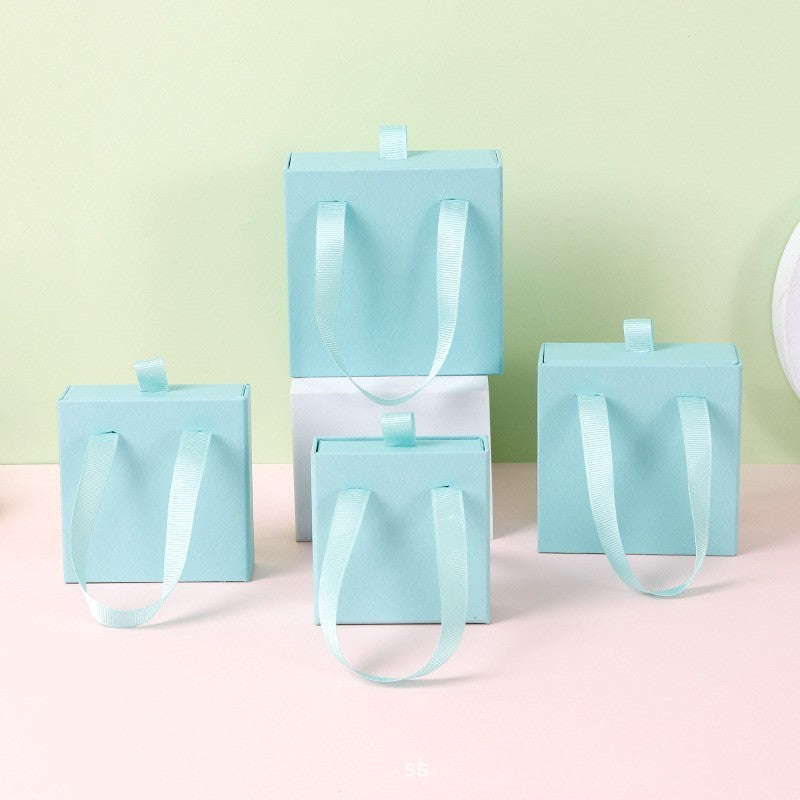 “Charming Carry” – Schmuck-Geschenkbox mit Tragegriff