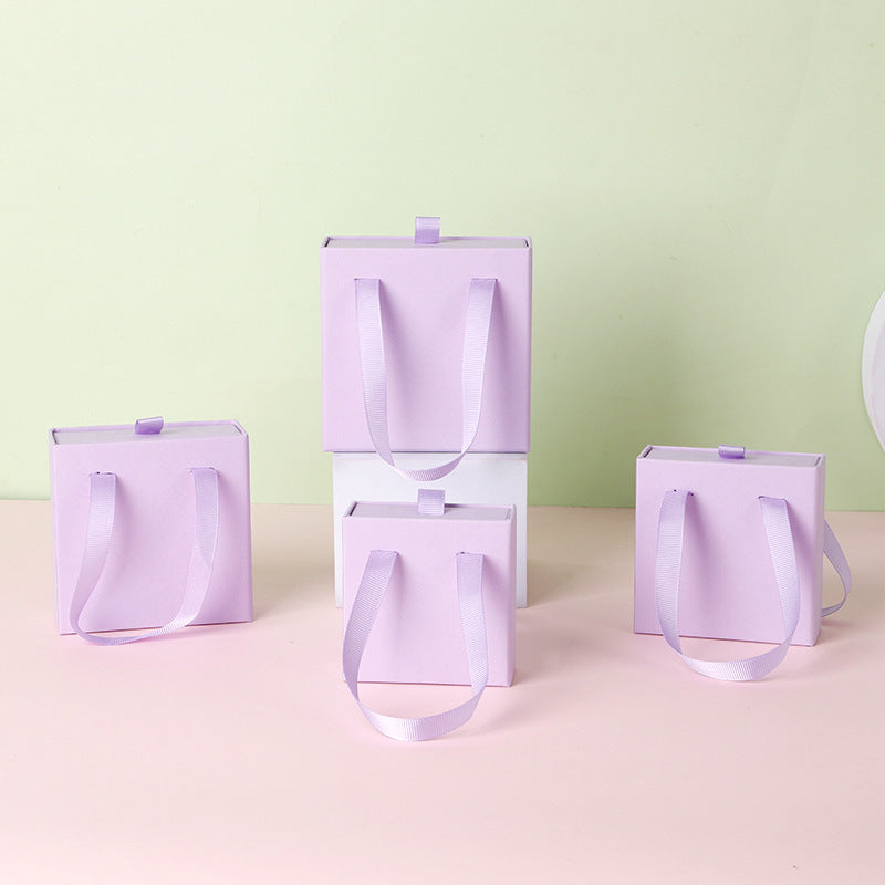 “Charming Carry” – Schmuck-Geschenkbox mit Tragegriff