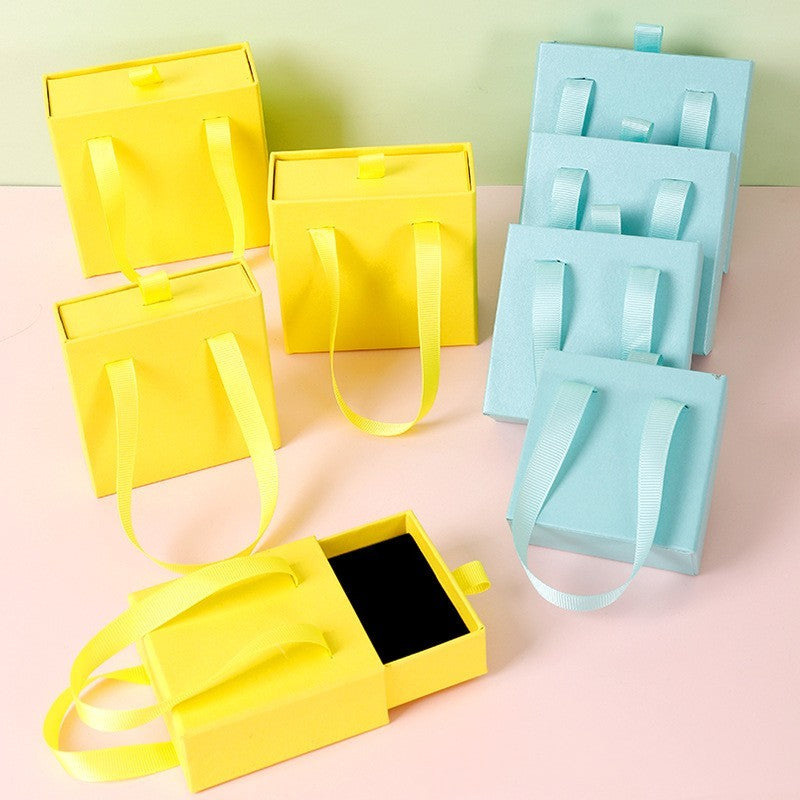 “Charming Carry” – Schmuck-Geschenkbox mit Tragegriff