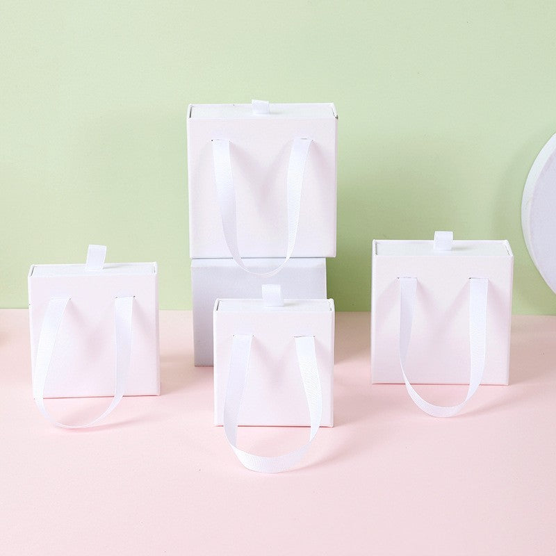 “Charming Carry” – Schmuck-Geschenkbox mit Tragegriff