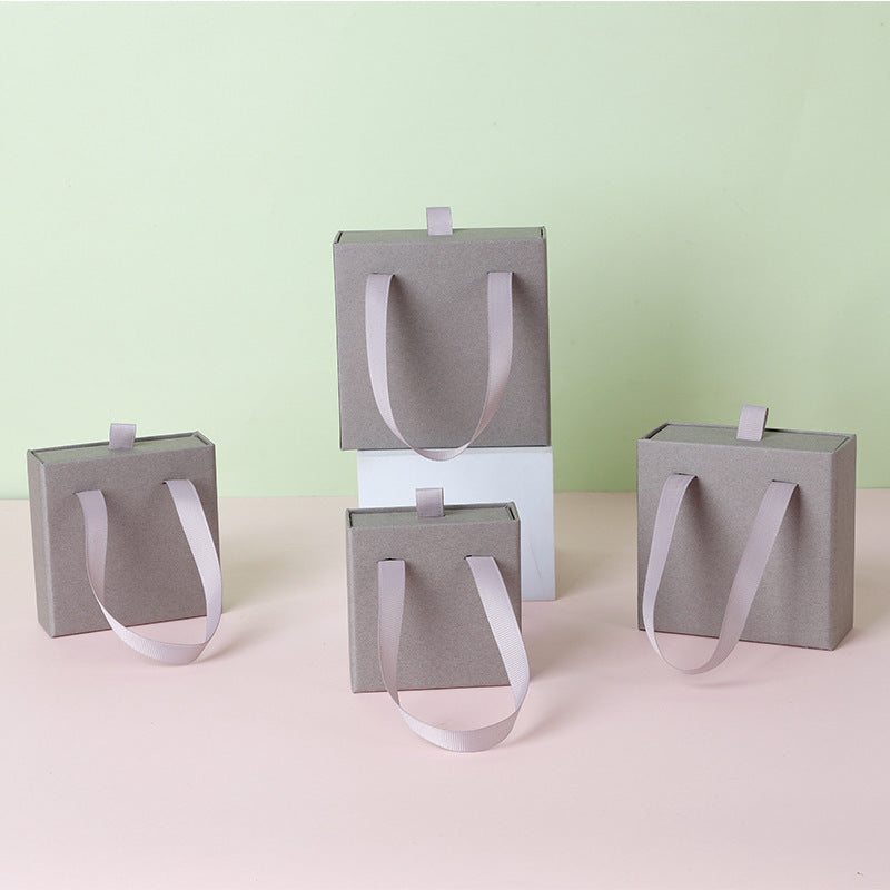 “Charming Carry” – Schmuck-Geschenkbox mit Tragegriff