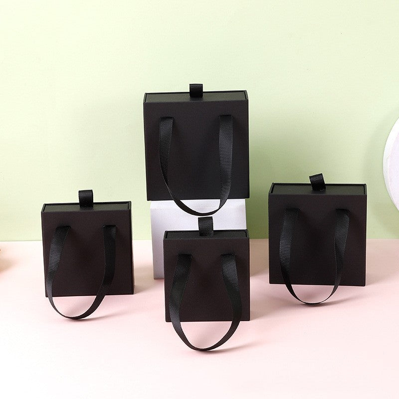 “Charming Carry” – Schmuck-Geschenkbox mit Tragegriff